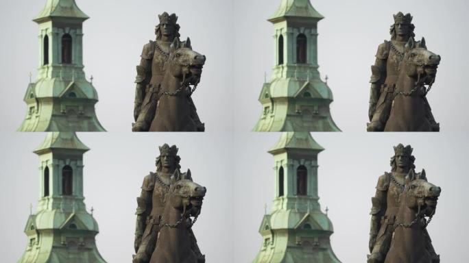 一座马术雕像和一座塔