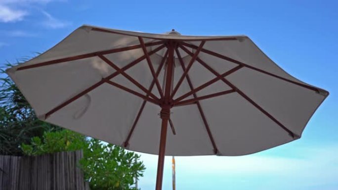 美丽的热带海滩和大海，配有雨伞和椅子休息室，适合度假和旅行