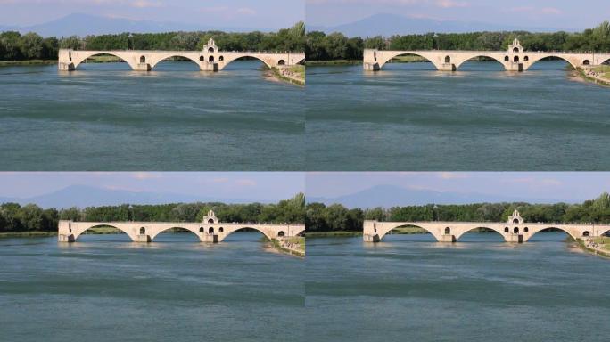 罗纳河上的阿维尼翁桥。法国普罗旺斯。
