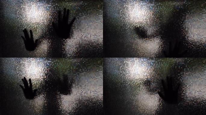 玻璃门后面的女性剪影