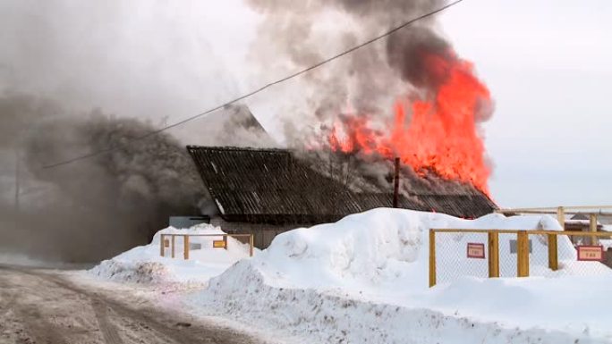 冬天村里的一场大火点燃了小屋