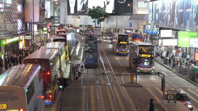 实时视频人们走过轩尼诗道铜锣湾，在香港中环道购物，在香港famaus place乘电车和火车旅行