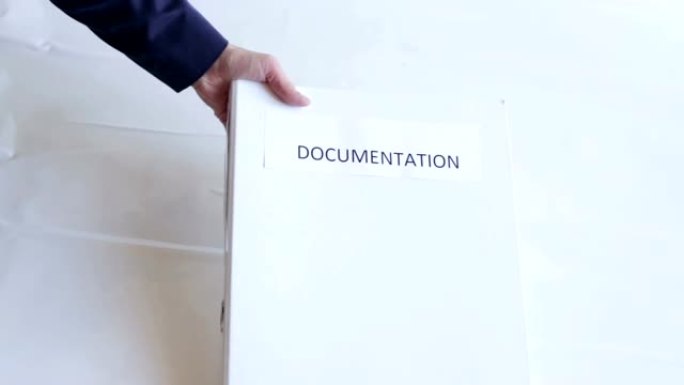 商人通过一个文件夹。