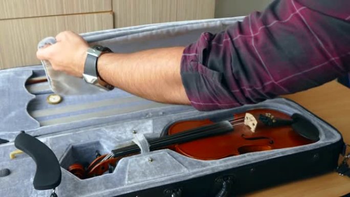 一个音乐家把小提琴放在包里，