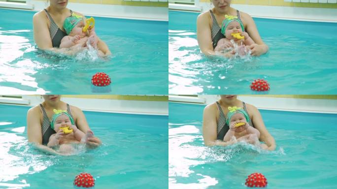 女婴在她的第一堂游泳课上