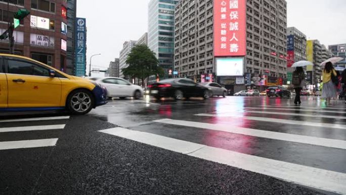 台北的行人过街，下雨。典型场景