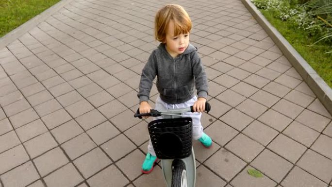 骑自行车的快乐幼儿