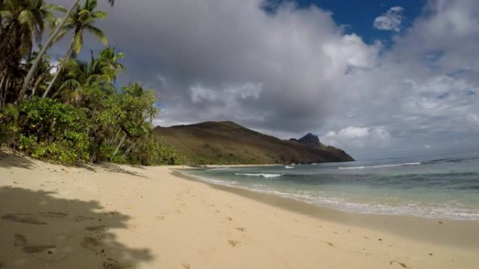 南太平洋热带岛屿上的白色沙滩和蓝色大海