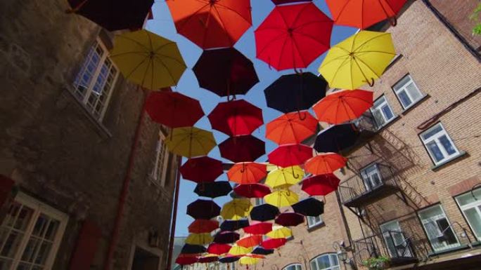 用彩色雨伞装饰的街道