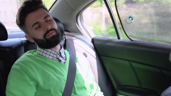 年轻人在汽车旅行时小睡