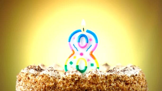 带有燃烧的生日蜡烛的生日蛋糕。8号。背景改变颜色