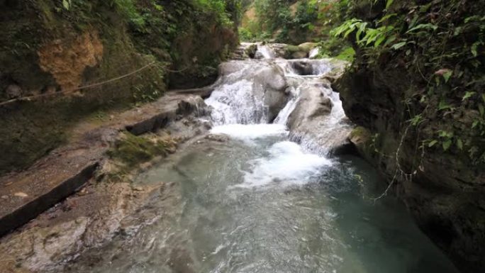 在牙买加奥乔里奥斯 (Ocho Rios) 美丽的凉爽蓝洞 (Blue Hole) 旅游景点中，俯瞰