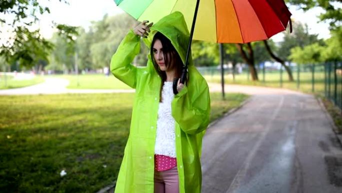 雨中带伞的漂亮女孩