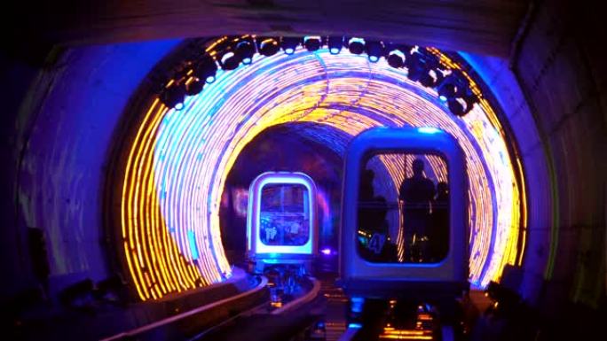 外滩观光隧道的穿梭列车。中国上海市地铁列车。黄浦江下的灯光隧道是上海五大旅游景点之一