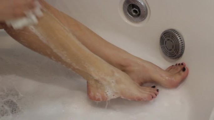 年轻女子在淋浴时洗脚