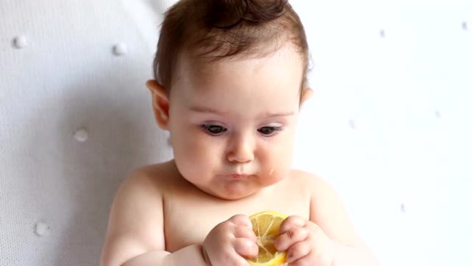婴儿吃柠檬的肖像