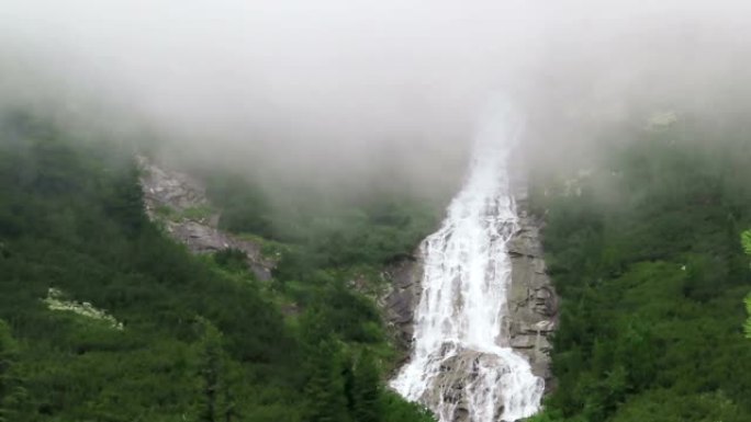 施莱格斯山谷的瀑布，云层经过。下雨。奥地利的蒂罗尔。