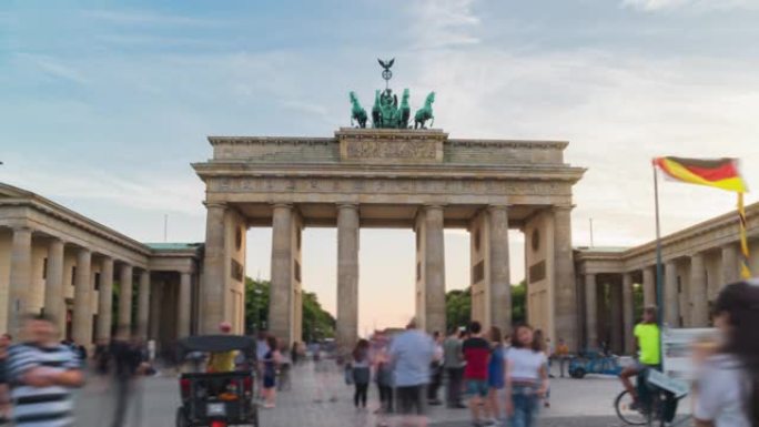 日与夜的超级拍摄，长时间曝光，挤满游客的广场前勃兰登堡门德国柏林