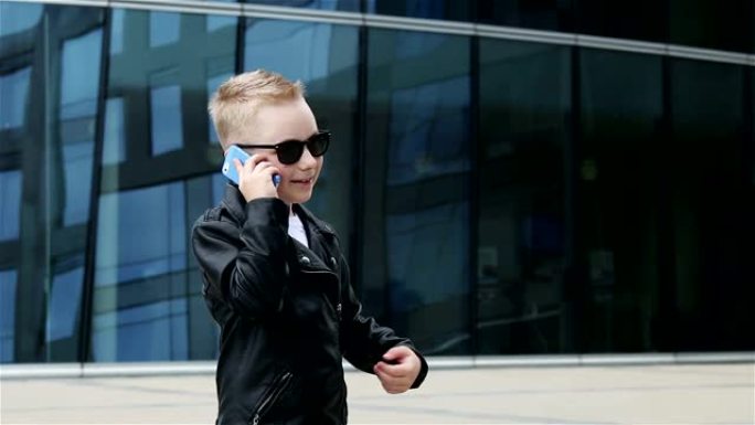 7-8岁戴着手机太阳镜的男婴