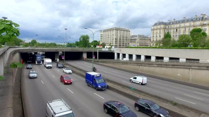 巴黎早高峰时段有交通的街道，从人行天桥可以看到