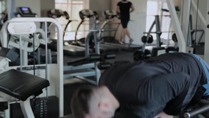 超重的成年男子在健身房进行过度伸展