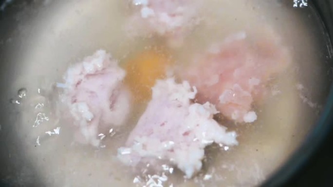 在火锅中加工猪肉和海带汤，慢动作。