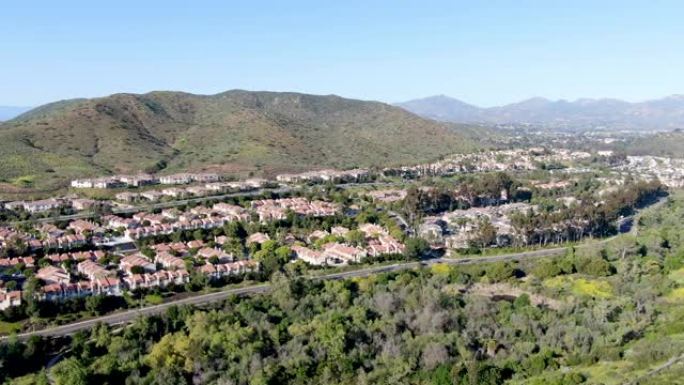 鸟瞰图郊区社区，山谷中彼此相邻的相同别墅。美国加利福尼亚州圣地亚哥。