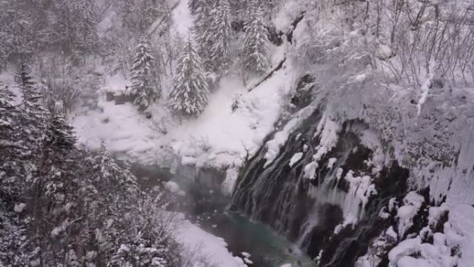 日本北海道冬季雪季白重瀑布景观