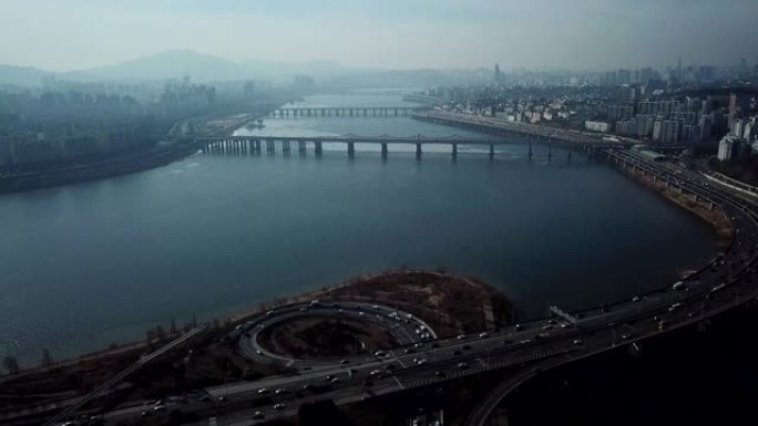 城市景观鸟瞰图首尔城市天际线和韩国首尔高速公路上的交通