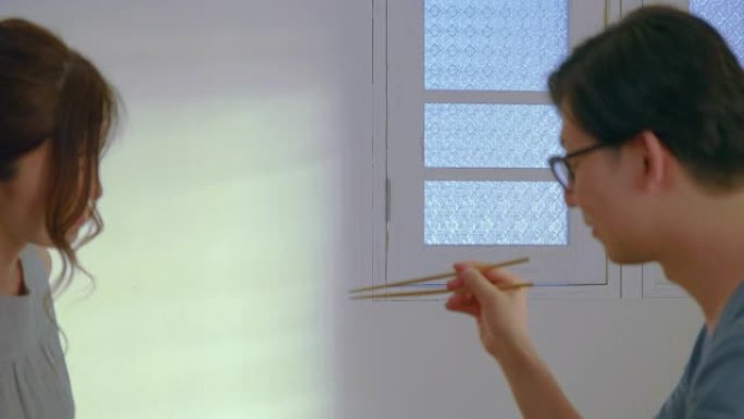女性教如何使用筷子。