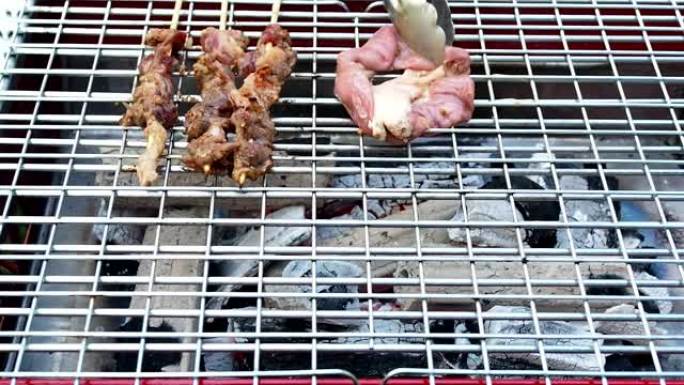 竹条上的肉片和烤架上的猪肠片，烧烤派对和会议概念。
