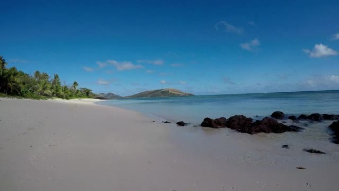 热带岛屿上的白色沙滩。斐济群岛亚萨瓦群岛纳库拉岛蓝色泻湖海滩的时间流逝