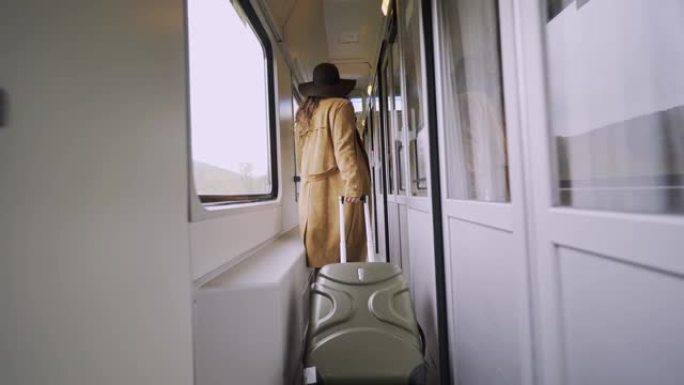 在火车上旅行的女人带着行李在货车里行走