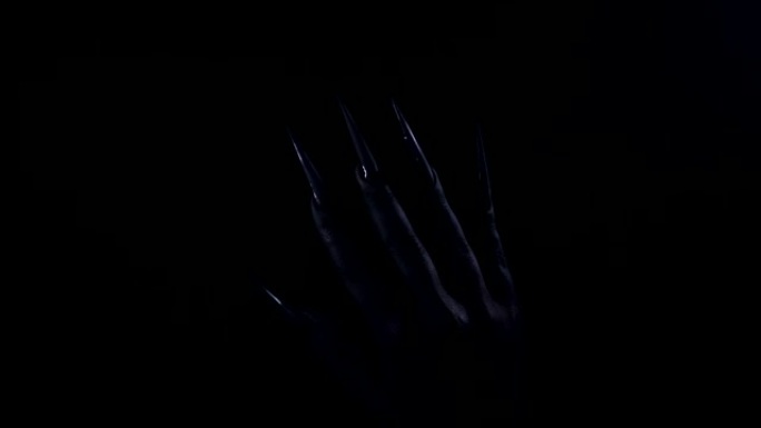 可怕的黑手，指甲尖在黑暗中