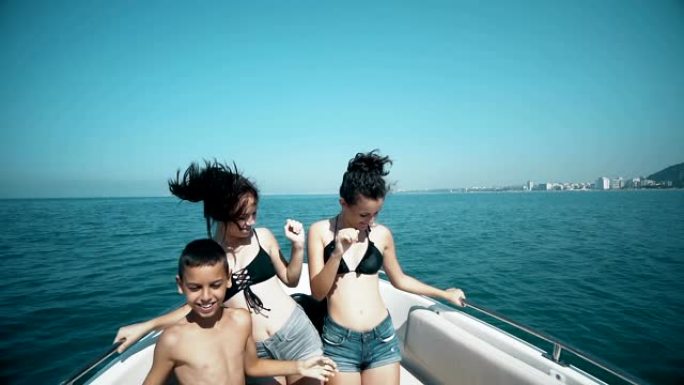 年轻开朗的孩子在乘船派对上玩得开心，在游轮旅行中与音乐共舞，慢动作