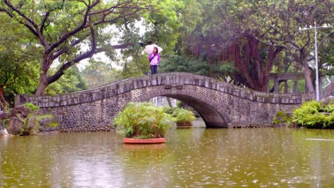 台北台湾雨天与人的旧脚桥。