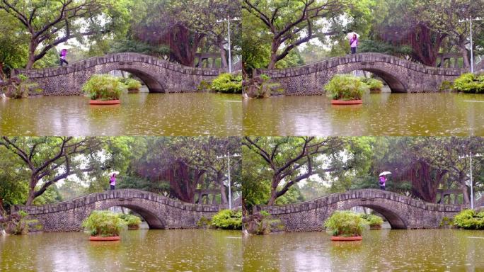 台北台湾雨天与人的旧脚桥。