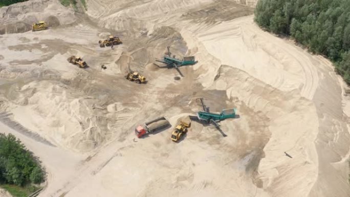 无人驾驶飞机在露天煤矿的推土机上飞行。沙矿。鸟瞰图