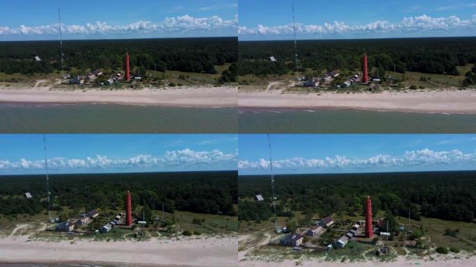 Areal Dron在波罗的海拉脱维亚海岸拍摄了Akmenrags灯塔，位于度假胜地Pavilost