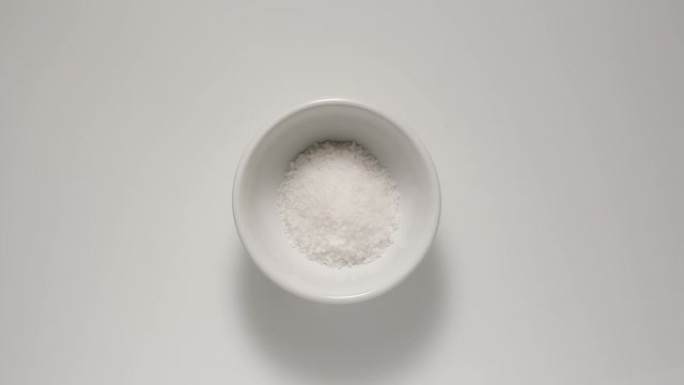 停止运动: 盐出现在白盘中