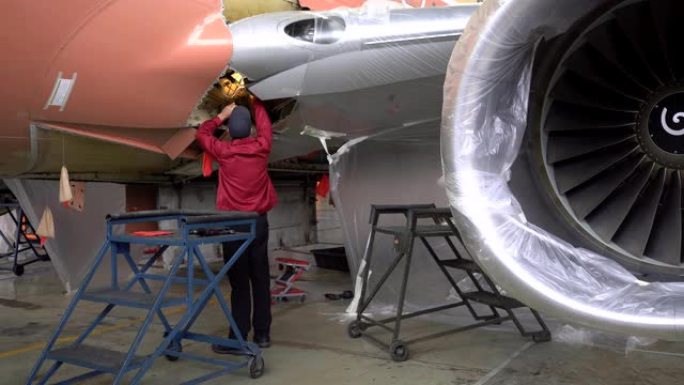 工程师在工厂修理飞机。飞机机翼的修理