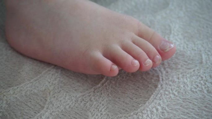 婴儿右脚，婴儿脚趾，婴儿脚趾甲，婴儿小脚和小手指，