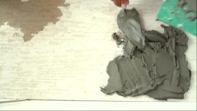 俯视图: 将水泥放在地板上作为瓷砖粘合剂