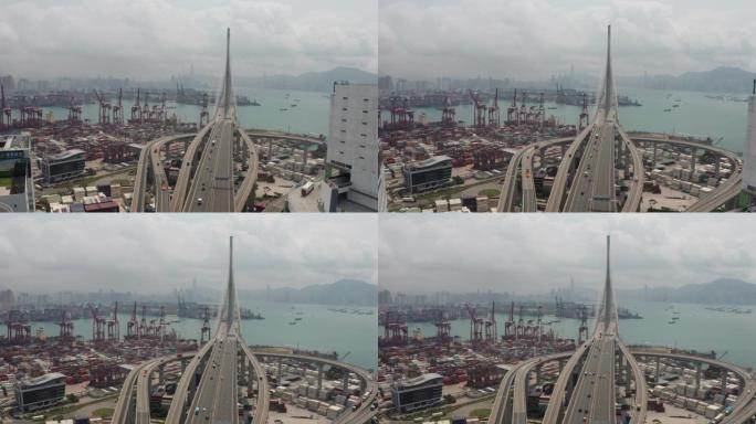 空中无人机俯视图平移港口集装箱货船的移动，并在城市开展进出口业务和物流运输国际货物。随着起重机在香港
