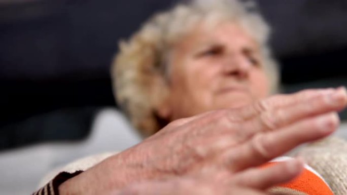 手部疼痛或僵硬的老妇人。女性手腕急性疼痛。女性牵手发现疼痛点。指示疼痛位置的概念