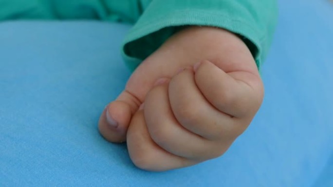 婴儿睡觉的手，熟睡的婴儿，