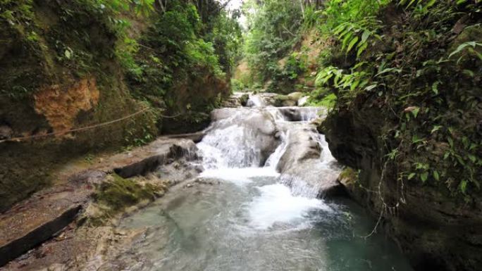 在牙买加奥乔里奥斯 (Ocho Rios) 美丽的凉爽蓝洞 (Blue Hole) 旅游景点中，慢动