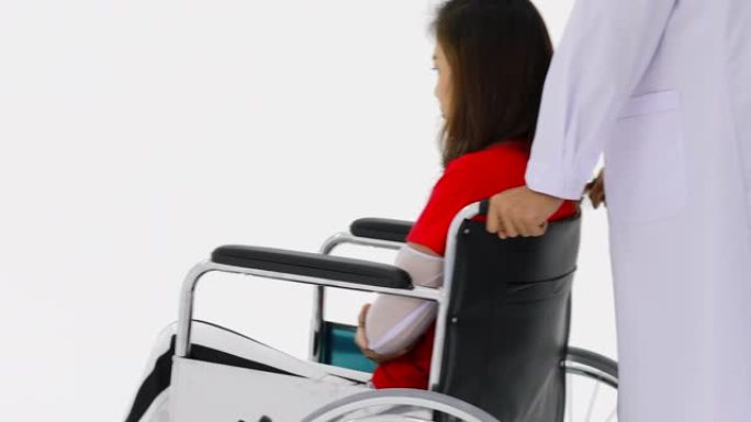 医生推着轮椅那个女人坐在上面。