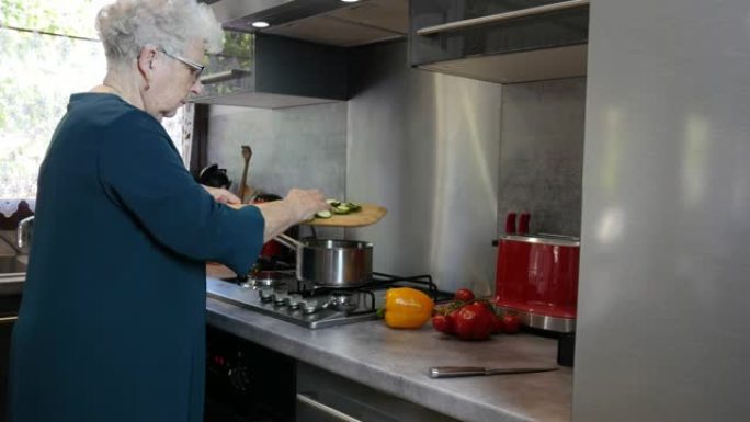 快乐的高级活跃女性在现代厨房在家做饭