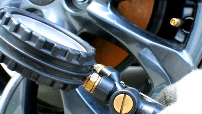 亚洲男子汽车检查测量数量充气橡胶轮胎汽车。汽车轮胎压力测量的近距离手持机器充气压力表，汽车图像